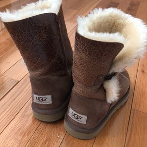 Brown uggs. Vintage crinkle look